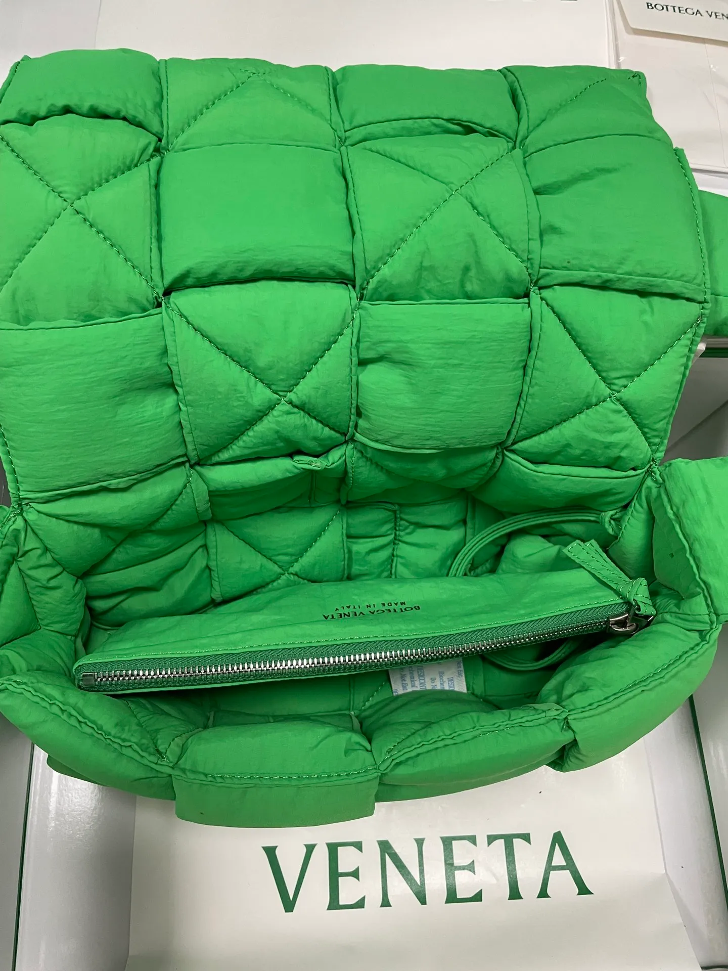 #𝐂𝐀𝐒𝐒𝐄𝐓𝐓𝐄 Nylon tofu tofu bag This Cassette is so cute, its cute appearance does not affect its practicality and the capacity is good! The fabric is low-key and very textured, suitable for daily wear with casual wear. The cross-woven design of the wide cloth is really stunning. The bag has a puffy shape and feels like a piece of tofu. It can be worn on one shoulder, cross-body or as a waist bag. You can also adjust the shoulder strap to the size of the bag under the armpit, so you can have it all! S30x15cm【8951#】real shot